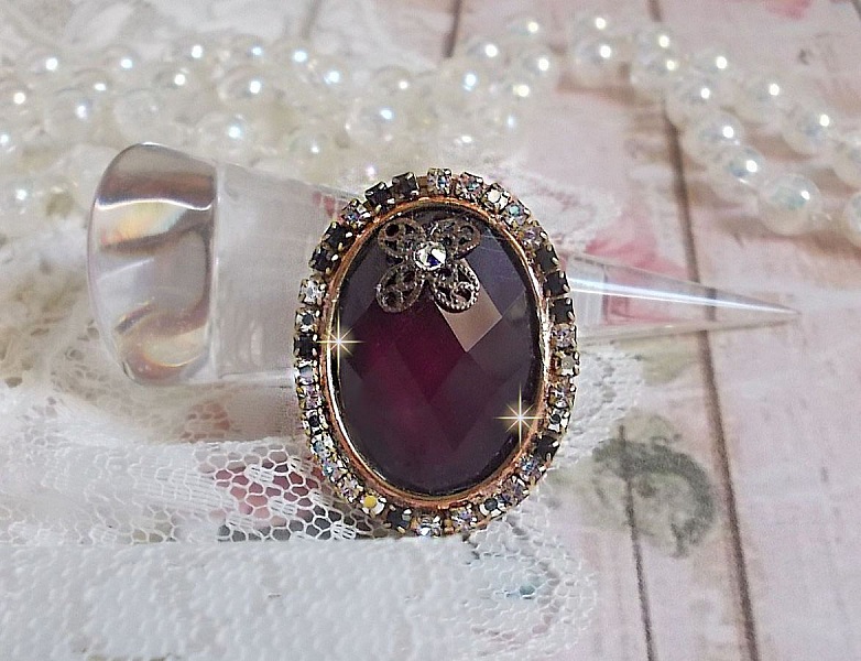 Bague chic burgundy ovale, cabochon verre purple strass&eacute; de cristaux color&eacute;s, estampe, support bague laiton, une &eacute;poque baroque