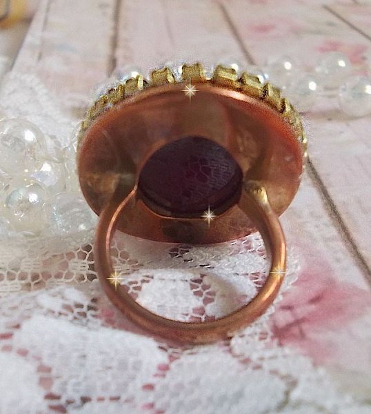 Bague chic burgundy ovale, cabochon verre purple strass&eacute; de cristaux color&eacute;s, estampe, support bague laiton, une &eacute;poque baroque