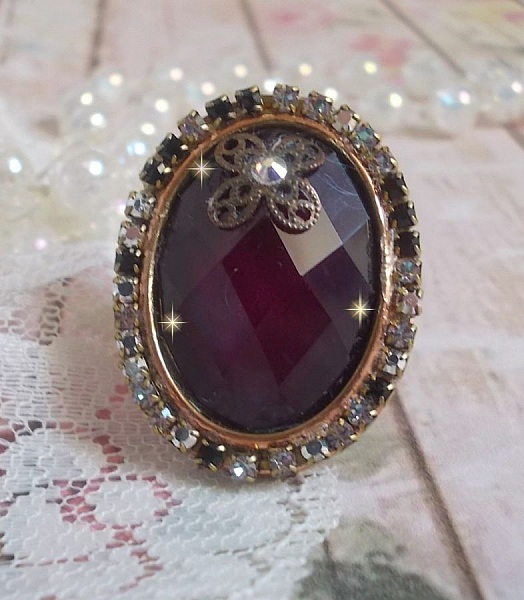 Bague chic burgundy ovale, cabochon verre purple strass&eacute; de cristaux color&eacute;s, estampe, support bague laiton, une &eacute;poque baroque