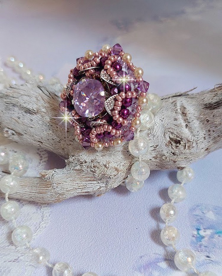 Bague Chinese Purple Stone brod&eacute;e avec un cabochon rond en cristal Violet &agrave; laquelle s'ajoute une grande coupelle filigran&eacute;e, facettes, perles rondes nacr&eacute;es et rocailles sur un support bague Argent&eacute;e
