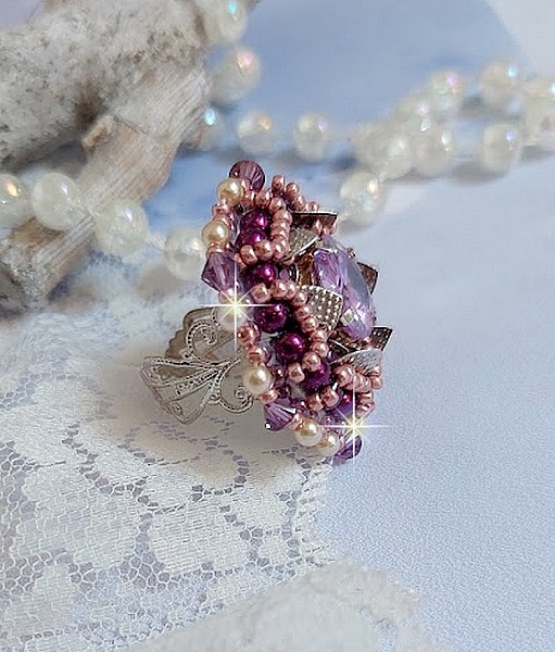 Bague Chinese Purple Stone brod&eacute;e avec un cabochon rond en cristal Violet &agrave; laquelle s'ajoute une grande coupelle filigran&eacute;e, facettes, perles rondes nacr&eacute;es et rocailles sur un support bague Argent&eacute;e