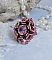 Bague Chinese Purple Stone brod&eacute;e avec un cabochon rond en cristal Violet &agrave; laquelle s'ajoute une grande coupelle filigran&eacute;e, facettes, perles rondes nacr&eacute;es et rocailles sur un support bague Argent&eacute;e