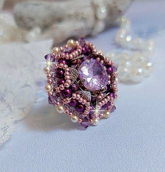 Bague Chinese Purple Stone brod&eacute;e avec un cabochon rond en cristal Violet &agrave; laquelle s'ajoute une grande coupelle filigran&eacute;e, facettes, perles rondes nacr&eacute;es et rocailles sur un support bague Argent&eacute;e