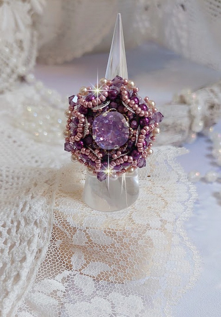 Bague Chinese Purple Stone brod&eacute;e avec un cabochon rond en cristal Violet &agrave; laquelle s'ajoute une grande coupelle filigran&eacute;e, facettes, perles rondes nacr&eacute;es et rocailles sur un support bague Argent&eacute;e