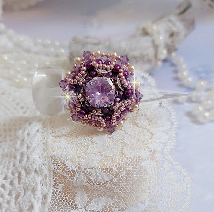 Bague Chinese Purple Stone brod&eacute;e avec un cabochon rond en cristal Violet &agrave; laquelle s'ajoute une grande coupelle filigran&eacute;e, facettes, perles rondes nacr&eacute;es et rocailles sur un support bague Argent&eacute;e