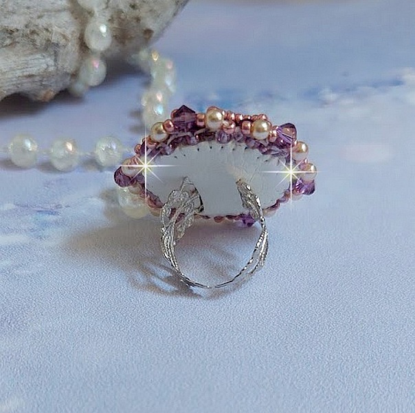 Bague Chinese Purple Stone brod&eacute;e avec un cabochon rond en cristal Violet &agrave; laquelle s'ajoute une grande coupelle filigran&eacute;e, facettes, perles rondes nacr&eacute;es et rocailles sur un support bague Argent&eacute;e