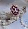 Bague Chinese Purple Stone brod&eacute;e avec un cabochon rond en cristal Violet &agrave; laquelle s'ajoute une grande coupelle filigran&eacute;e, facettes, perles rondes nacr&eacute;es et rocailles sur un support bague Argent&eacute;e
