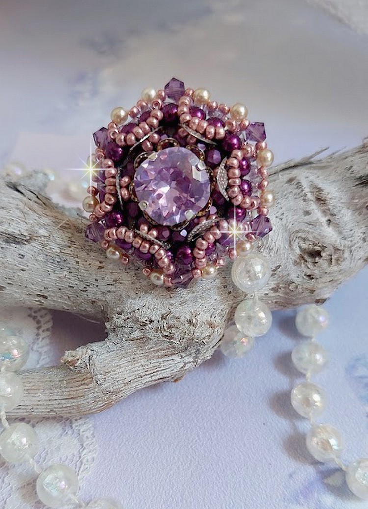 Bague Chinese Purple Stone brod&eacute;e avec un cabochon rond en cristal Violet &agrave; laquelle s'ajoute une grande coupelle filigran&eacute;e, facettes, perles rondes nacr&eacute;es et rocailles sur un support bague Argent&eacute;e