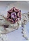 Bague Chinese Purple Stone brod&eacute;e avec un cabochon rond en cristal Violet &agrave; laquelle s'ajoute une grande coupelle filigran&eacute;e, facettes, perles rondes nacr&eacute;es et rocailles sur un support bague Argent&eacute;e