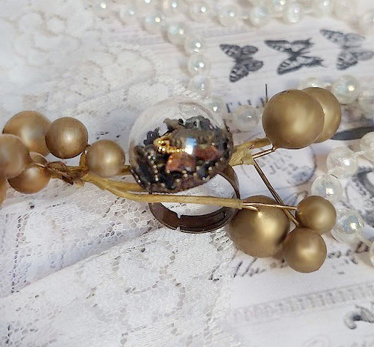 Bague Clochy mont&eacute;e avec breloques m&eacute;tal, cabochons Cristal Swarovski et perles r&eacute;sine