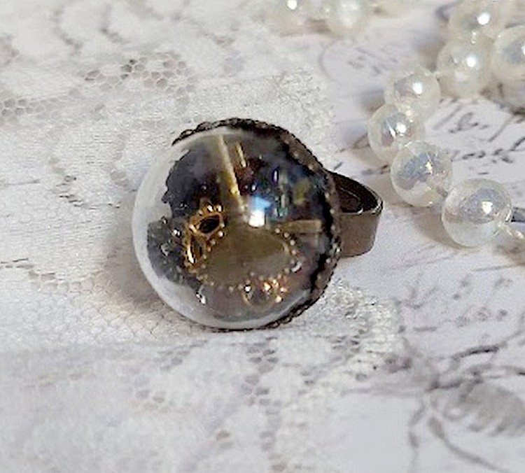 Bague Clochy mont&eacute;e avec breloques m&eacute;tal, cabochons Cristal Swarovski et perles r&eacute;sine