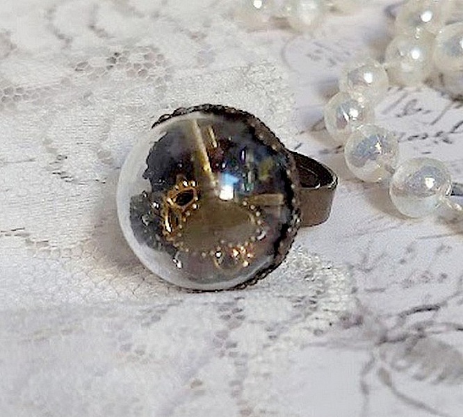 Bague Clochy mont&eacute;e avec breloques m&eacute;tal, cabochons Cristal Swarovski et perles r&eacute;sine