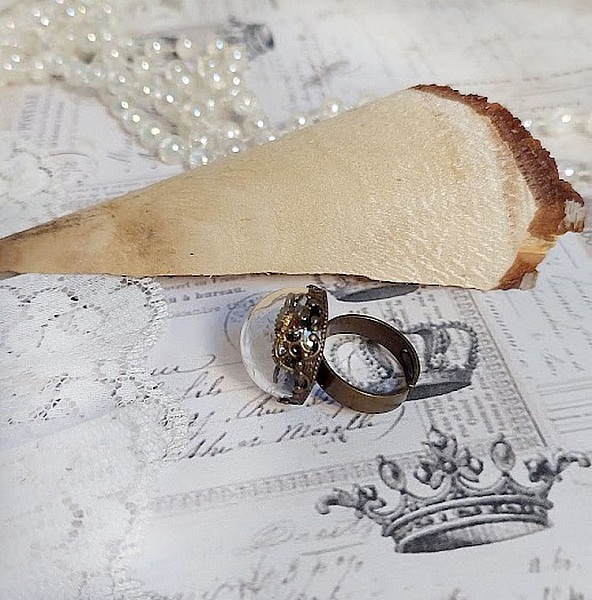 Bague Clochy mont&eacute;e avec breloques m&eacute;tal, cabochons Cristal Swarovski et perles r&eacute;sine