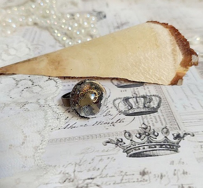 Bague Clochy mont&eacute;e avec breloques m&eacute;tal, cabochons Cristal Swarovski et perles r&eacute;sine