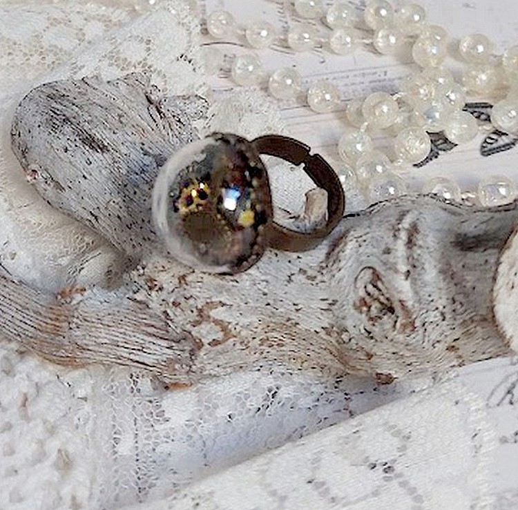 Bague Clochy mont&eacute;e avec breloques m&eacute;tal, cabochons Cristal Swarovski et perles r&eacute;sine