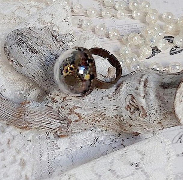 Bague Clochy mont&eacute;e avec breloques m&eacute;tal, cabochons Cristal Swarovski et perles r&eacute;sine