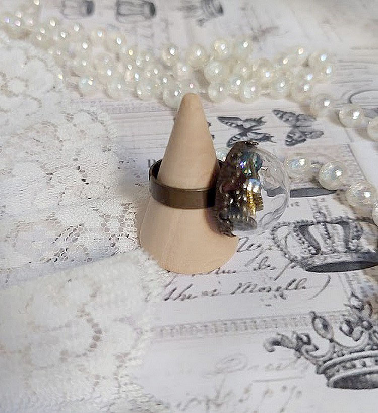 Bague Clochy mont&eacute;e avec breloques m&eacute;tal, cabochons Cristal Swarovski et perles r&eacute;sine