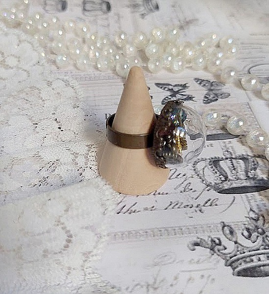 Bague Clochy mont&eacute;e avec breloques m&eacute;tal, cabochons Cristal Swarovski et perles r&eacute;sine