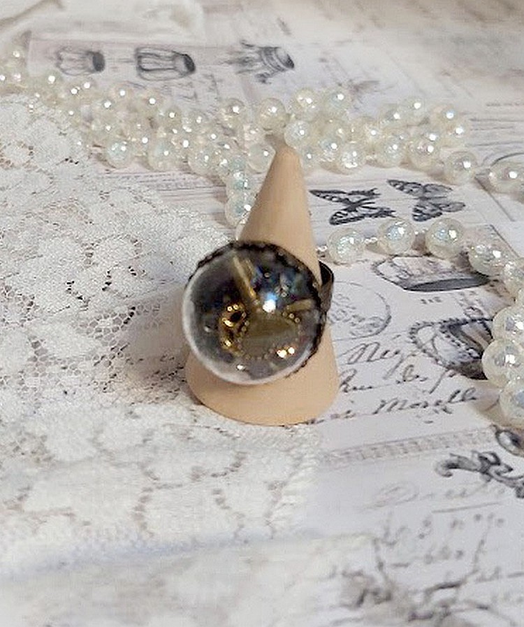 Bague Clochy mont&eacute;e avec breloques m&eacute;tal, cabochons Cristal Swarovski et perles r&eacute;sine