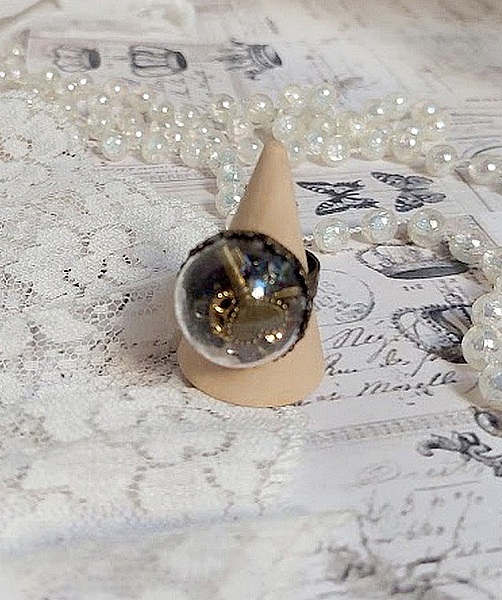 Bague Clochy mont&eacute;e avec breloques m&eacute;tal, cabochons Cristal Swarovski et perles r&eacute;sine