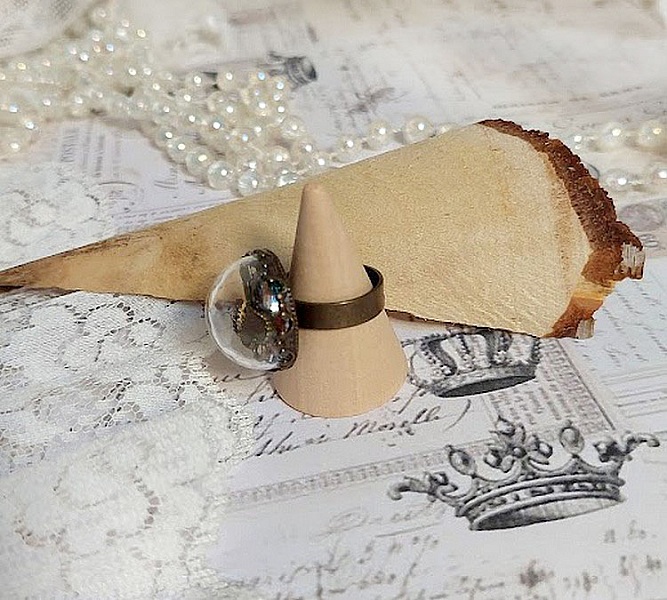 Bague Clochy mont&eacute;e avec breloques m&eacute;tal, cabochons Cristal Swarovski et perles r&eacute;sine