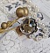 Bague Clochy mont&eacute;e avec breloques m&eacute;tal, cabochons Cristal Swarovski et perles r&eacute;sine