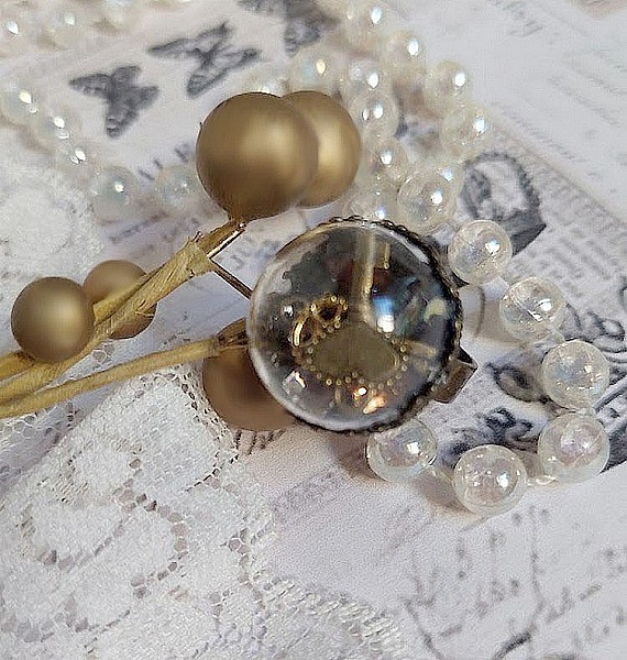 Bague Clochy mont&eacute;e avec breloques m&eacute;tal, cabochons Cristal Swarovski et perles r&eacute;sine