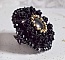 Bague Cl&eacute;op&acirc;tra brod&eacute;e avec une pierre de gemme : l'onyx Noir avec des cabochons ronds en forme de roses Noires, des rocailles Dor&eacute;es et des perles rondes facett&eacute;es aplaties sur une bague filigran&eacute;e 
