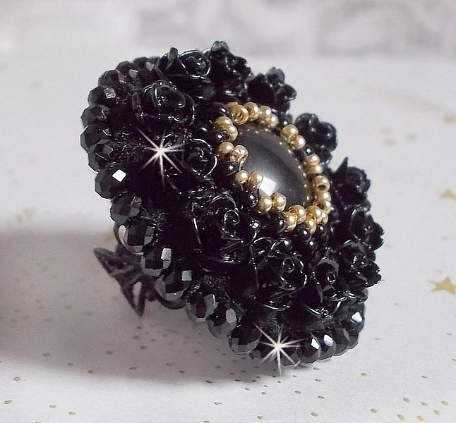 Bague Cl&eacute;op&acirc;tra brod&eacute;e avec une pierre de gemme : l'onyx Noir avec des cabochons ronds en forme de roses Noires, des rocailles Dor&eacute;es et des perles rondes facett&eacute;es aplaties sur une bague filigran&eacute;e 