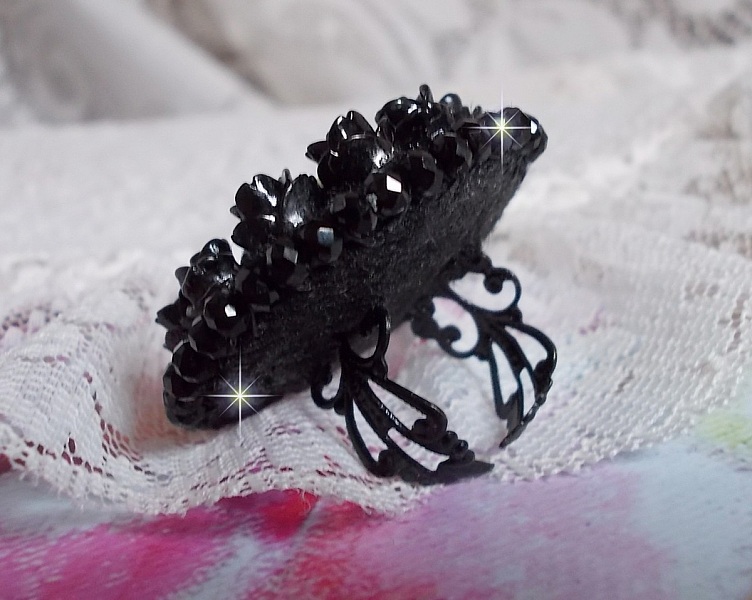 Bague Cl&eacute;op&acirc;tra brod&eacute;e avec une pierre de gemme : l'onyx Noir avec des cabochons ronds en forme de roses Noires, des rocailles Dor&eacute;es et des perles rondes facett&eacute;es aplaties sur une bague filigran&eacute;e 