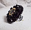 Bague Cl&eacute;op&acirc;tra brod&eacute;e avec une pierre de gemme : l'onyx Noir avec des cabochons ronds en forme de roses Noires, des rocailles Dor&eacute;es et des perles rondes facett&eacute;es aplaties sur une bague filigran&eacute;e 