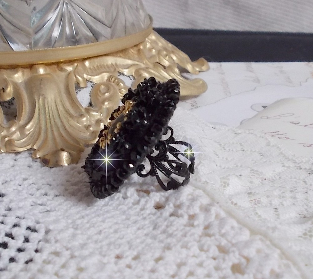 Bague Cl&eacute;op&acirc;tra brod&eacute;e avec une pierre de gemme : l'onyx Noir avec des cabochons ronds en forme de roses Noires, des rocailles Dor&eacute;es et des perles rondes facett&eacute;es aplaties sur une bague filigran&eacute;e 