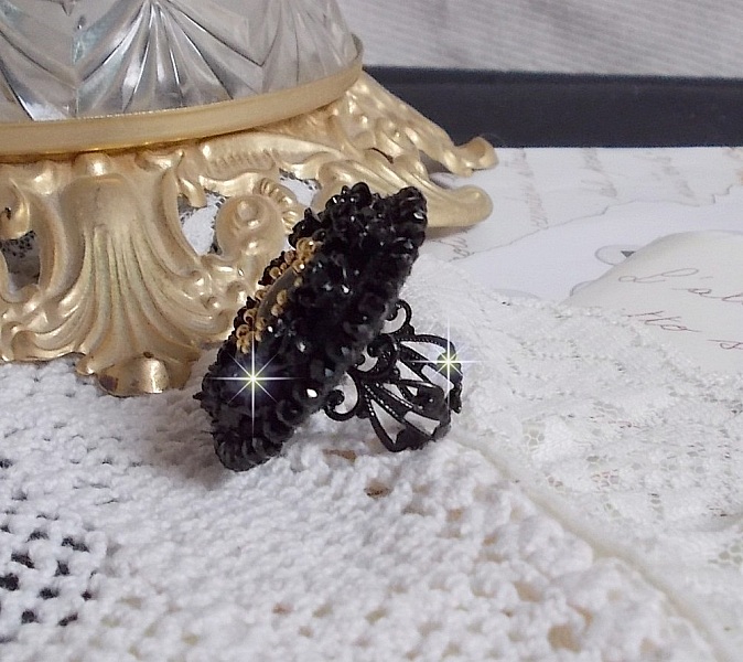 Bague Cl&eacute;op&acirc;tra brod&eacute;e avec une pierre de gemme : l'onyx Noir avec des cabochons ronds en forme de roses Noires, des rocailles Dor&eacute;es et des perles rondes facett&eacute;es aplaties sur une bague filigran&eacute;e 