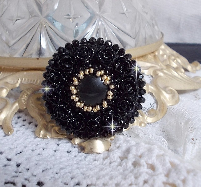 Bague Cl&eacute;op&acirc;tra brod&eacute;e avec une pierre de gemme : l'onyx Noir avec des cabochons ronds en forme de roses Noires, des rocailles Dor&eacute;es et des perles rondes facett&eacute;es aplaties sur une bague filigran&eacute;e 