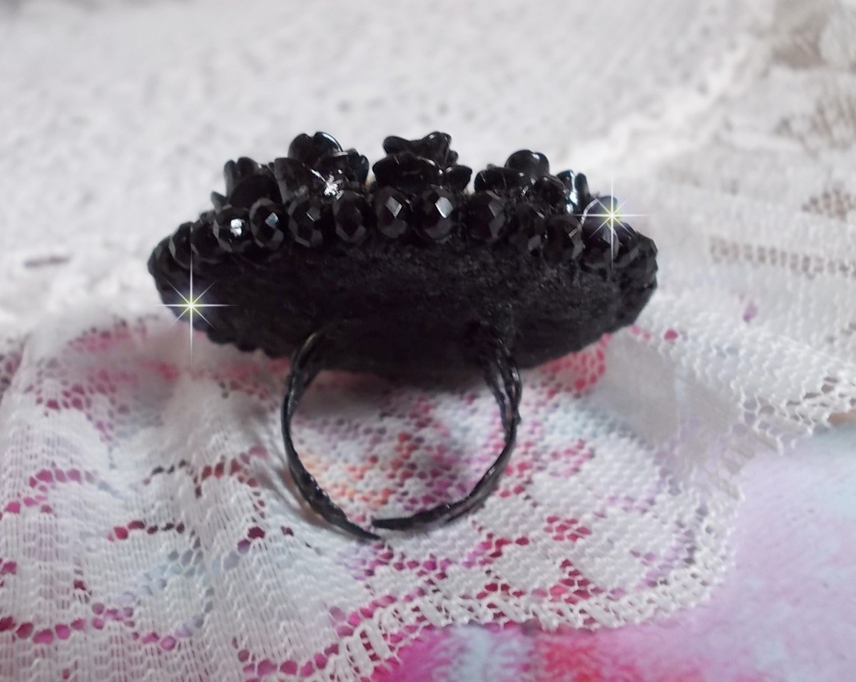 Bague Cl&eacute;op&acirc;tra brod&eacute;e avec une pierre de gemme : l'onyx Noir avec des cabochons ronds en forme de roses Noires, des rocailles Dor&eacute;es et des perles rondes facett&eacute;es aplaties sur une bague filigran&eacute;e 