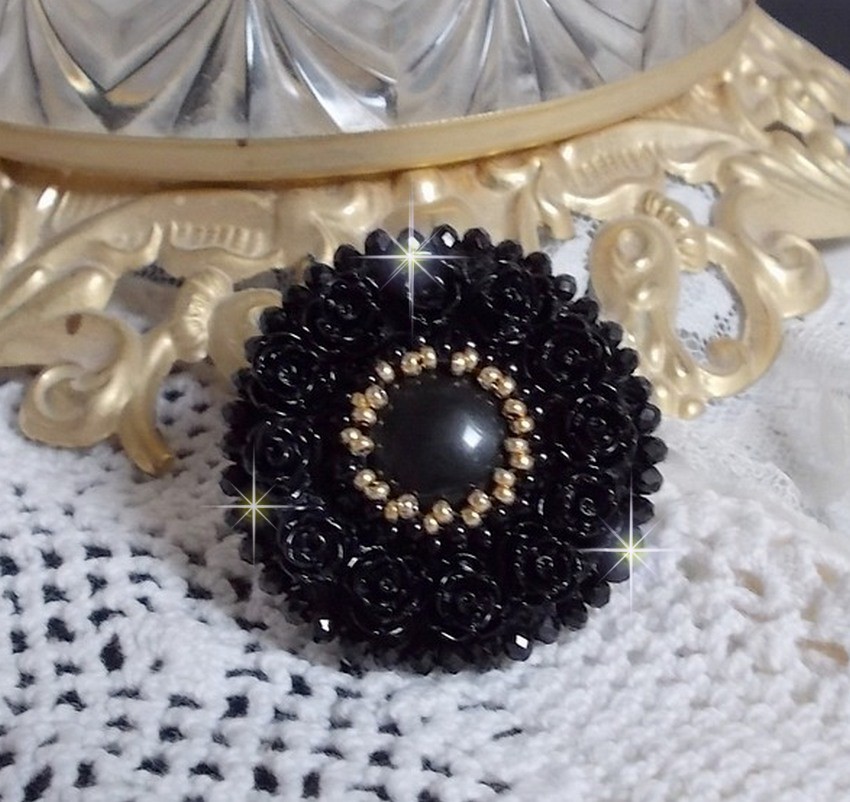 Bague Cl&eacute;op&acirc;tra brod&eacute;e avec une pierre de gemme : l'onyx Noir avec des cabochons ronds en forme de roses Noires, des rocailles Dor&eacute;es et des perles rondes facett&eacute;es aplaties sur une bague filigran&eacute;e 