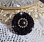 Bague Cl&eacute;op&acirc;tra brod&eacute;e avec une pierre de gemme : l'onyx Noir avec des cabochons ronds en forme de roses Noires, des rocailles Dor&eacute;es et des perles rondes facett&eacute;es aplaties sur une bague filigran&eacute;e 