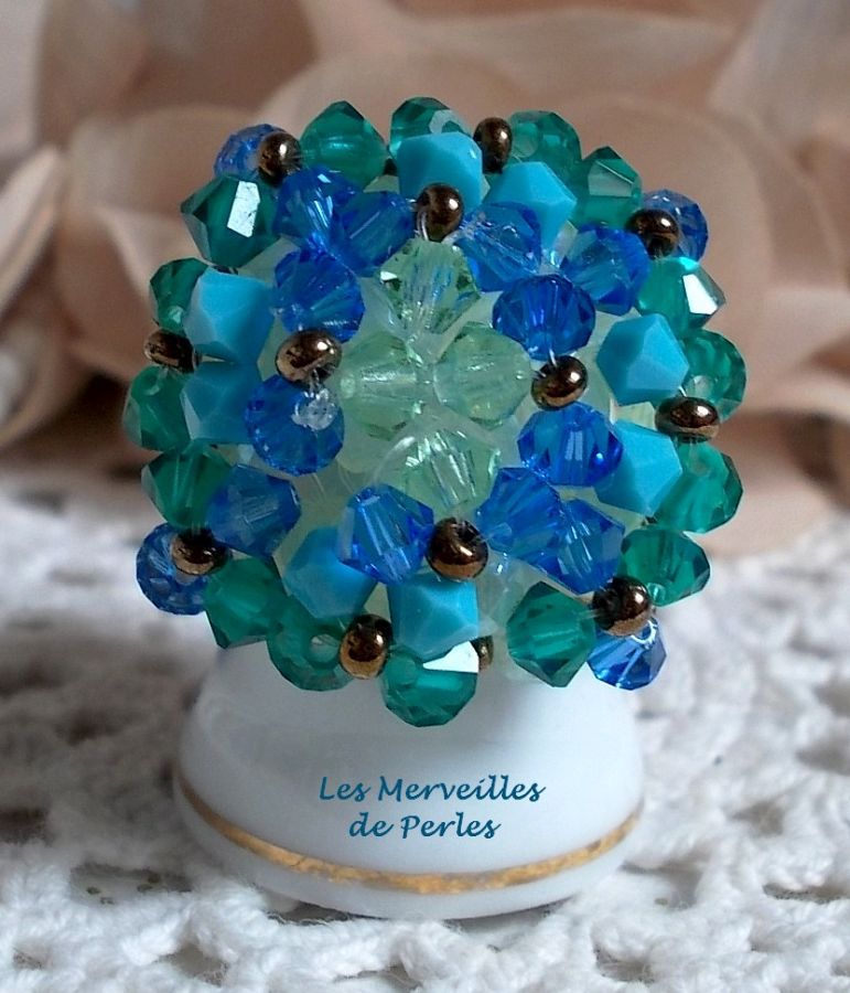 Bague Aquamarine mont&eacute;e avec des toupies aux couleurs Bleu Turquoise, Cristal, Capri Blue, Zircon, facettes de boh&egrave;me d'un Blanc Opaque et rocailles dor&eacute;es pour un style marin