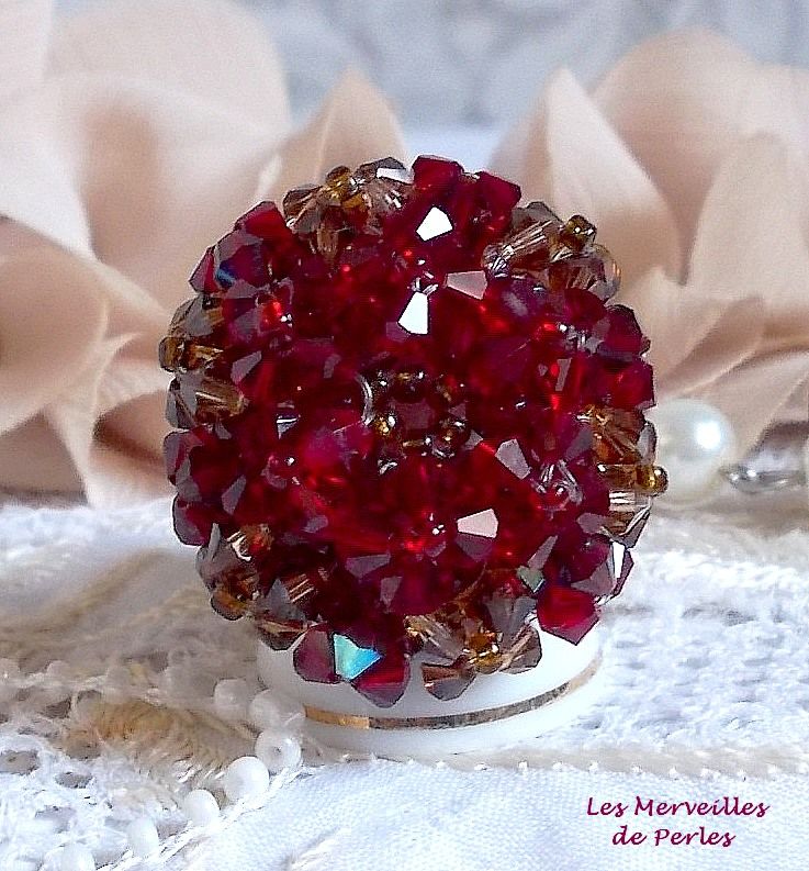 Bague artisanale Coquelicot en cristaux Swarovski rouge et marron.