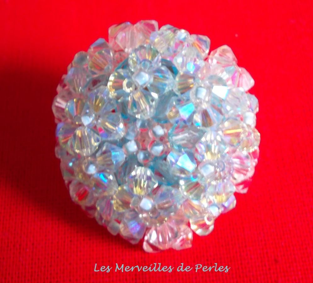 Bague Crystal Blue mont&eacute;e avec des toupies en Cristal de Swarovki aux couleurs Cristal, Aquamarine de qualit&eacute; AB2x, facettes cristal AB et rocailles pour un style contemporain
