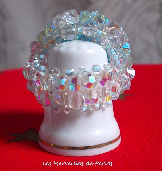 Bague Crystal Blue mont&eacute;e avec des toupies en Cristal de Swarovki aux couleurs Cristal, Aquamarine de qualit&eacute; AB2x, facettes cristal AB et rocailles pour un style contemporain