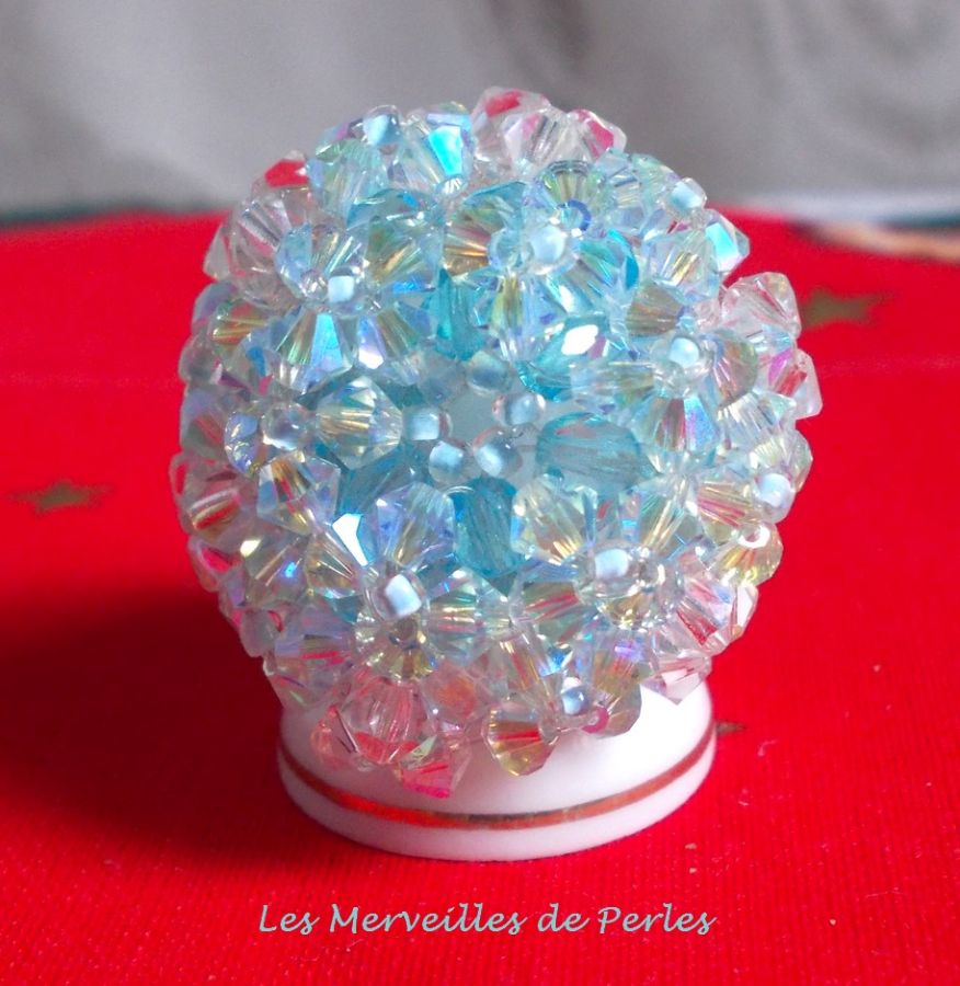 Bague Crystal Blue mont&eacute;e avec des toupies en Cristal de Swarovki aux couleurs Cristal, Aquamarine de qualit&eacute; AB2x, facettes cristal AB et rocailles pour un style contemporain