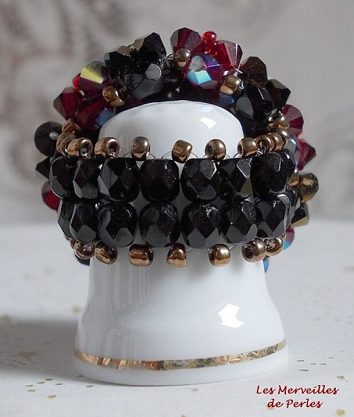 Bague artisanale Fantasia en cristaux Swarovski noir, rouge et doré.