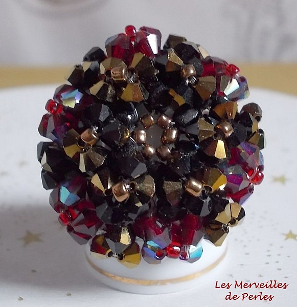 Bague artisanale Fantasia en cristaux Swarovski noir, rouge, doré.