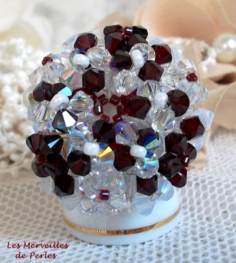 Bague Garnet et White avec des facettes et des toupies en cristal de Swarovski