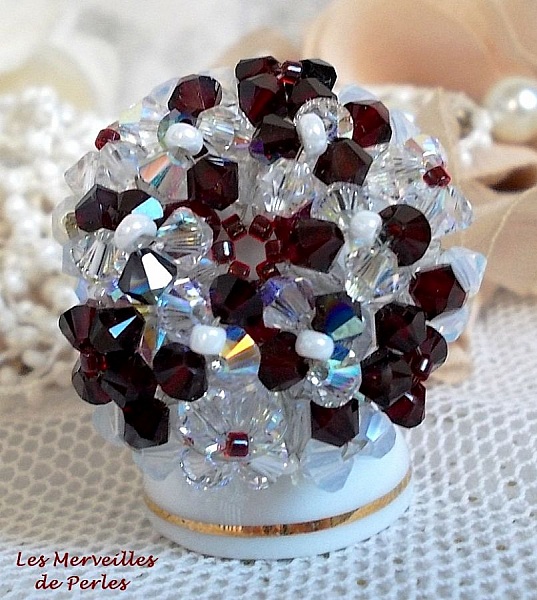 Bague Garnet et White avec des facettes et des toupies en cristal de Swarovski
