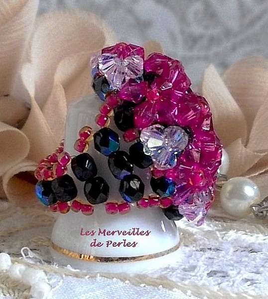 Bague Hibiscus avec des facettes et des toupies en cristal de Swarovski