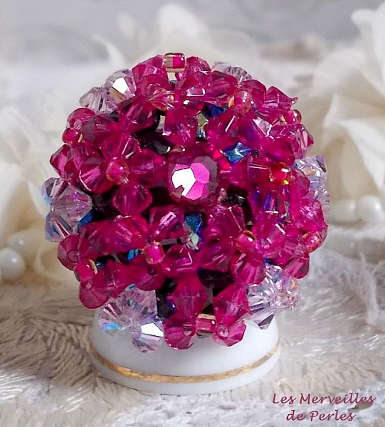 Bague Hibiscus avec des facettes et des toupies en cristal de Swarovski