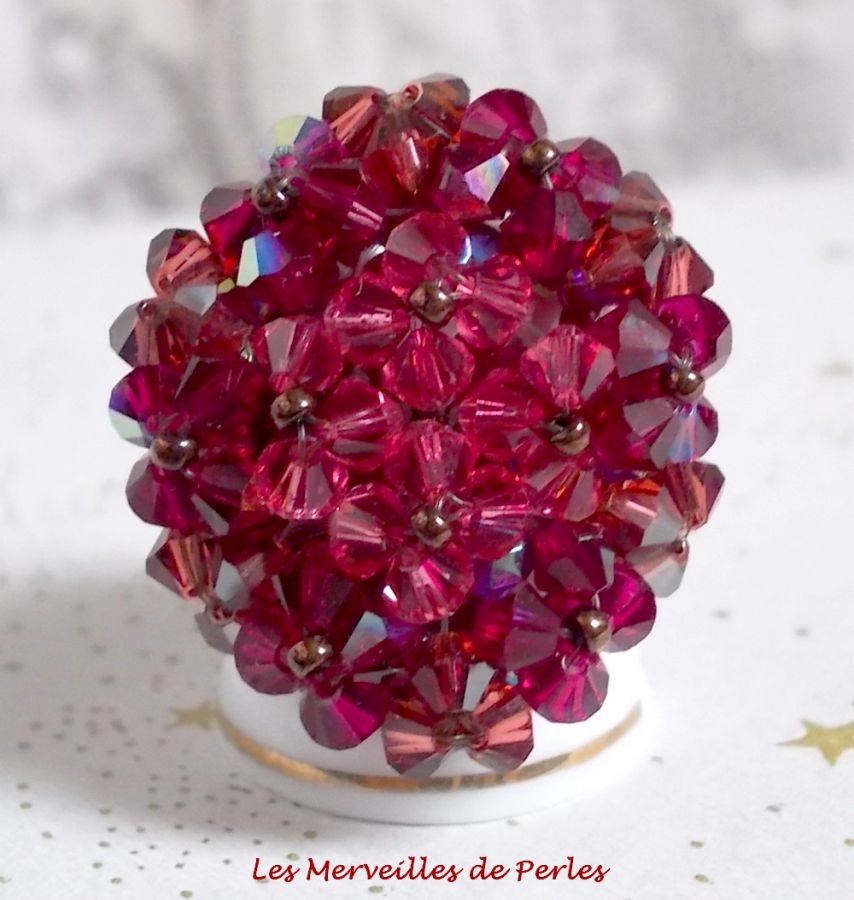 Bague artisanale fleur en cristal Swarovski pourpre et rose.