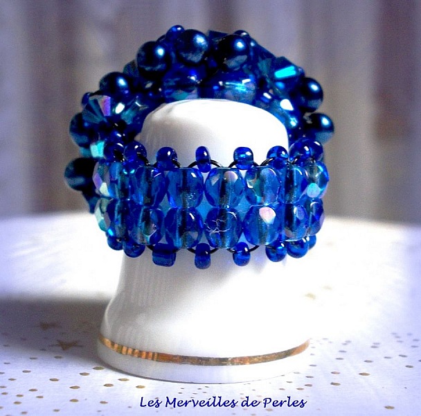 Bague artisanale bleu nuit en perles et cristal Swarovski.